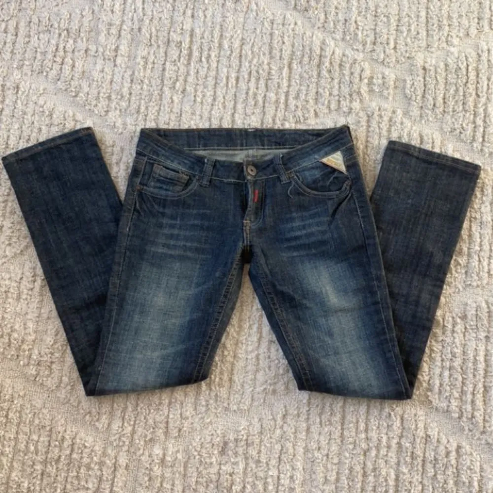 Säljer dessa så snygga replay jeans med rak passform då de tyvärr inte kommer till användning 💕 Pris kan diskuteras vid snabb affär 💗. Jeans & Byxor.