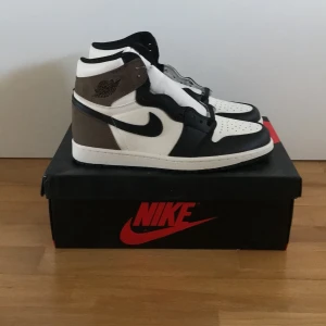 Jordan 1 - Säljer mina oanvända Jordan 1 mocha i storlek 43, finns både svarta och vita skosnören.