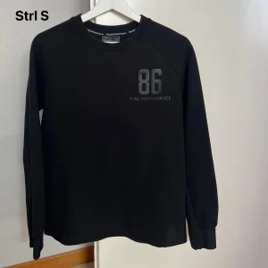 Långärmad Peak tröja  - Långärmad Peak Performance tröja säljes i absolut nyskick, finns verkligen ingenting att anmärka på. Herr i strl S.  Vid frågor skicka PM 🤗