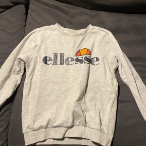 En skön Ellesse hoodie den har ett litet hål i muddens söm se bild. 