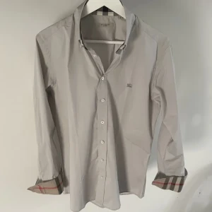 Burberry skjorta - Säljer min burberry skjorta eftersom jag inte använder den. Storleken är M men passar även S. Skick 10/10. Kan skicka mer bilder om det önskas. Möts upp i Göteborg eller skickar samma dag som beställning. Pris går att diskutera vid snabb och smidig affär.