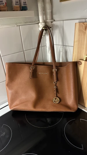 Michael kors väska - Deras klassiska totebag 