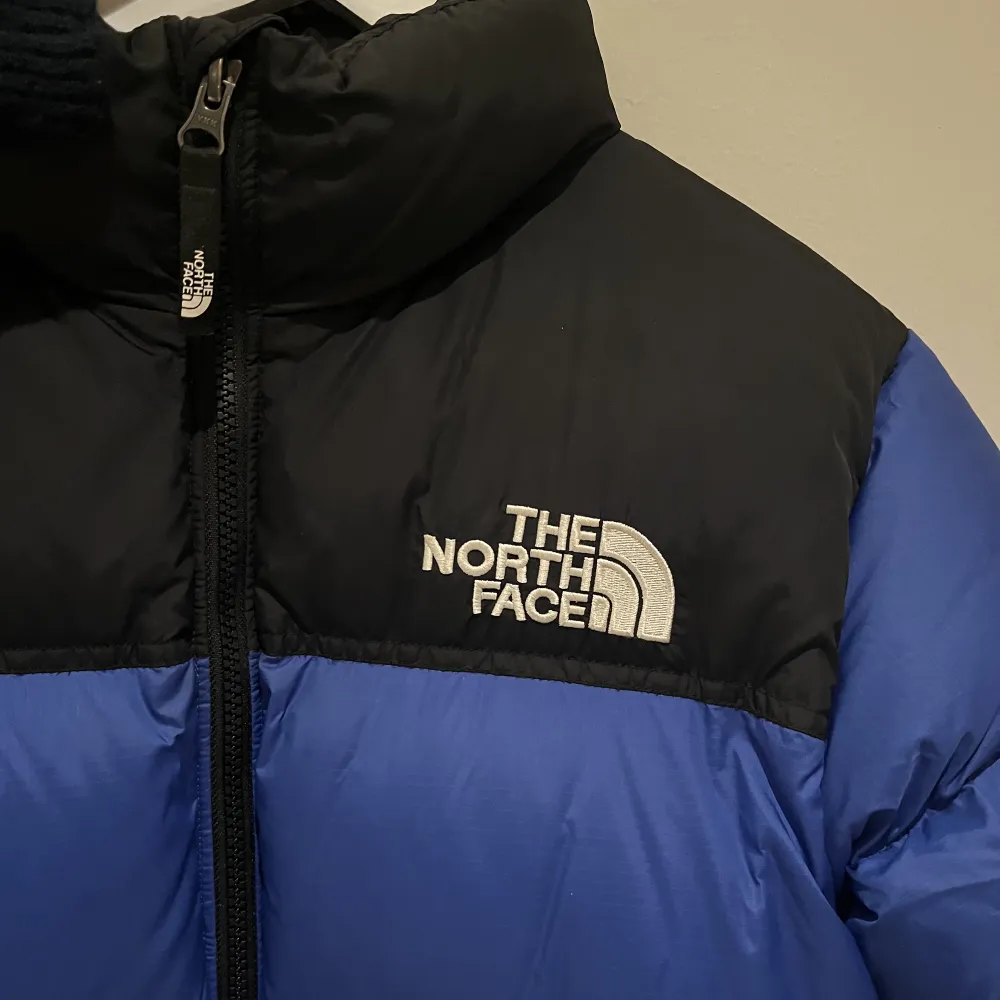 Säljer en jättefin blå North Face jacka i mycket bra skick!💘 Den är i barnstorlek xl vilket motsvarar xs/s. Skriv om ni undrar någon eller vill ha fler bilder:). Jackor.