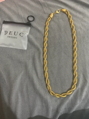 Halsband  - Säljer nu denna fetta halsbandet som jag då köpte från deucsweden den är använd knappt i 3 så helt ny kan man säga köpte för 800 den är platerad i äkta 18k guld och är rostfritt man kan alltså duscha med den. Den är 60 cm 10mm.