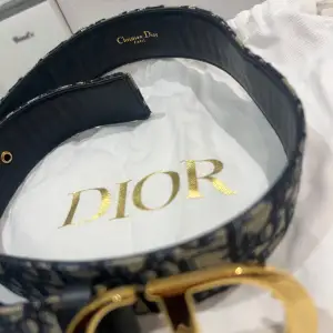 DIOR 30 Montaigne Belt. Endast använd en gång, är i nyskick. Förpackning & dustbag tillkommer. Pris kan diskuteras🥰. Finns i Norrköping samt Linköping och kan eventuellt fraktas.