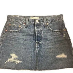 Jeans kjol från Levis som är helt ny och oanvänd. (Ordinarie pris är 700)