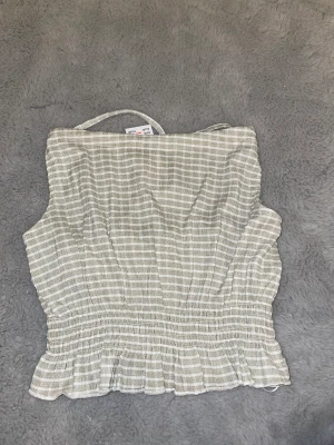 Topp från Gina  - En helt ny topp från Gina tricot, är beige och har rutigt mönster, sitter fint på och har aldrig använt den🥯🤍köpte för 100kr