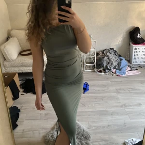 Snygg klänning - Slit