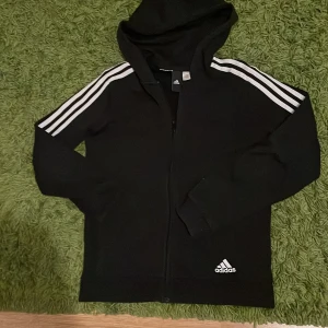 Adidas zipper hoodie - Tröjan är i toppskick utan några somhelst hål eller skador🤩