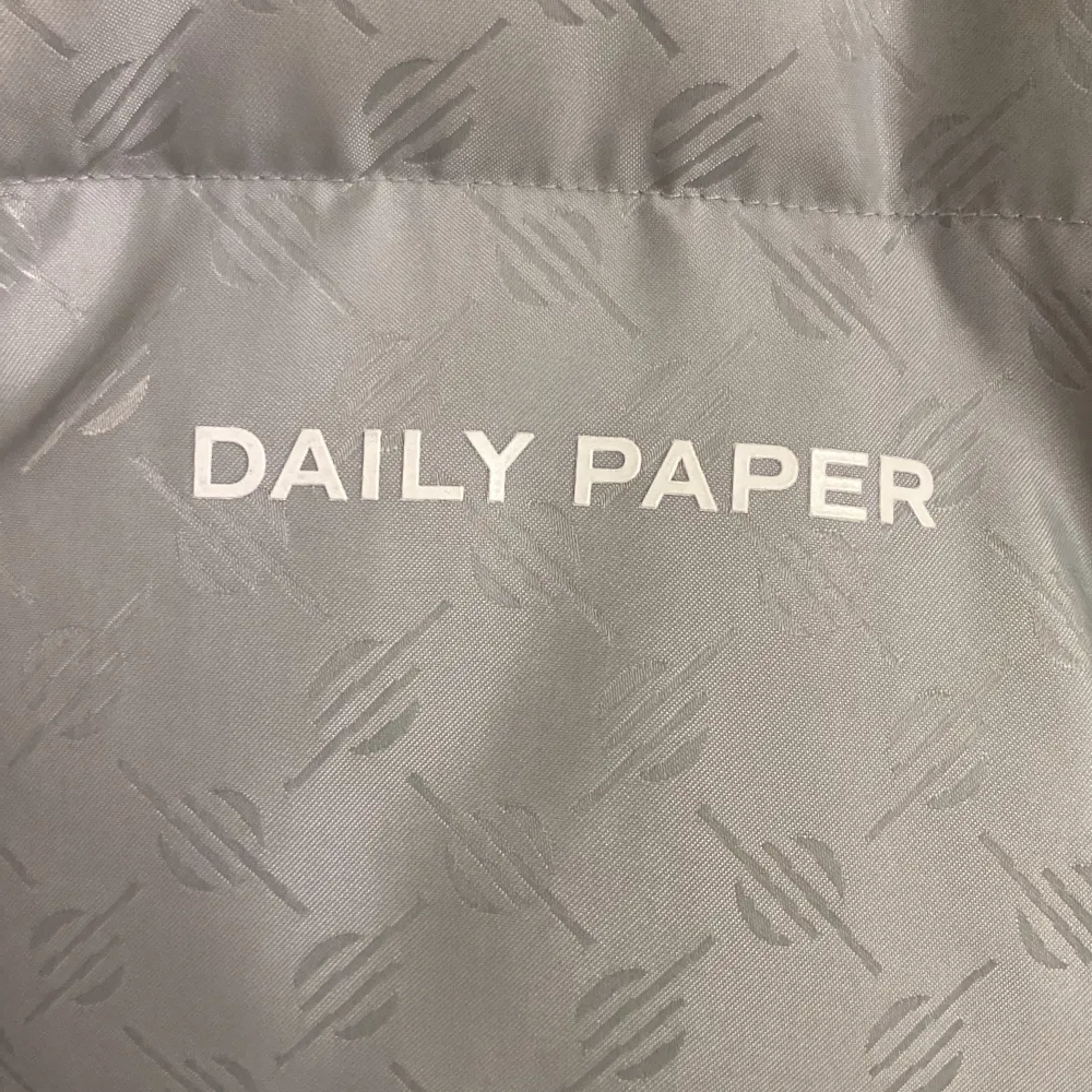Säljer min daily paper jacka då jag inte använder den så mycket/kan byta mot en exakt modell men svart. Jackor.