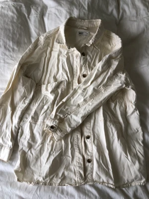 Vit jeansjacka / skjorta  - Bra skick, knappt använd. 