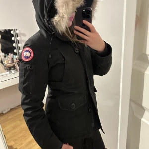 Canada goose montebello damjacka - Säljer min Canada Goose jacka i modellen ”montebello”. Den är använd två vintrar. Den är i storlek XS (säljer pga att den är lite för tight på mig). Skriv för fler bilder ☺️