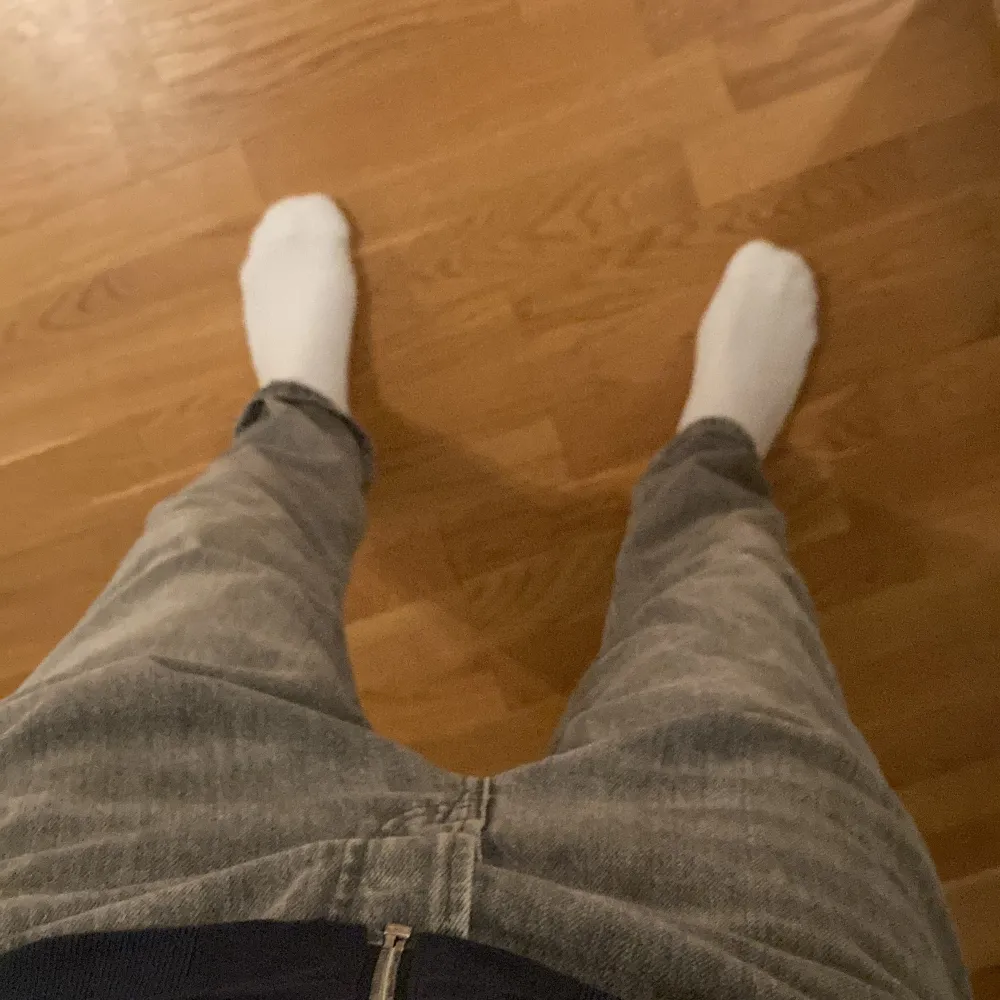 Supersnygga grå jeans från jack & Jones i modellen ”loose chris”. Använda endast en gång då jag inte gillade hur dem satt på mig. (Jag är 178). Jeans & Byxor.