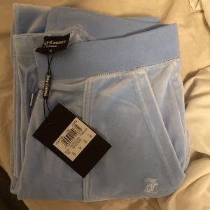 Helt nya juicy byxor  - Helt nya juicy couture byxor i färgen ”powder blue”, såååå himla fin färg men tyvärr lite stora för mig🥺🥺