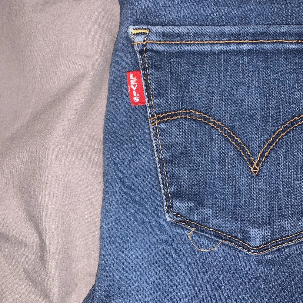 Skinny jeans i storlek 25 från Levis💙 (xs/s) det är en liten söm som släppt på ena fickan (som lätt kan sys ihop för hand) därav sänkta till 300kr (Ordinarie är 1000kr, när de va köpta) . Jeans & Byxor.