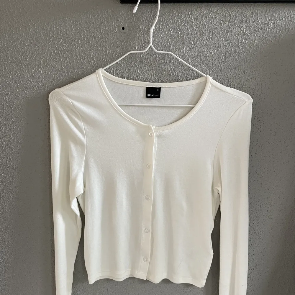 Långärmad vit tröja från Gina. Mycket bra skick, då den knappt är använd💗. Tröjor & Koftor.