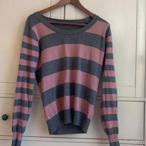 Vääärldens mysigaste tröja i färgen grå och rosa. Köpt second hand och använd väldigt få gånger. Det är i väldigt bra skick och jag tror att den är ifrån Gina Tricot.