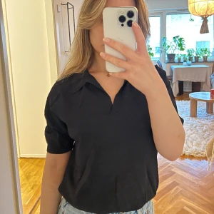 Svart topp - Svart topp med krage från Zara. Aldrig använd. Storlek S. 100:- ex frakt. 