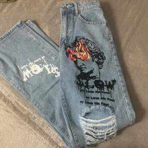 Jeans från shein, storlek XS, med tryck på framsidan och hål i knäna