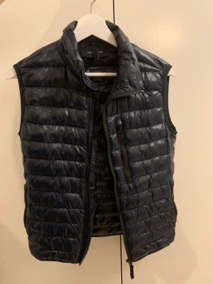 Peak Performance väst - Peak Performance väst i toppskick! Färgen är navy blue. Jackan är använd ett fåtal gånger men har inga tecken på defekter. 