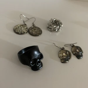Set - 4 smycken, svarta ringen är vintage, silvriga med kedja är från brandy Melville, örhängen har bytt lite färg och köpta från liten lokal butik. 