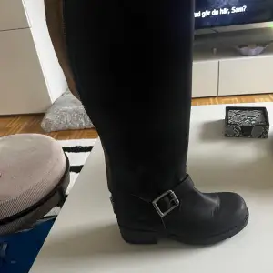 Ett par snygga svarta boots ifrån Urban Project och är i storlek 36. Modellen heter Harley❤️  Skorna är endast testade och är i mycket bra skick!  Skorna är bekväma och bra i storlek❤️ Nypris: 2000kr