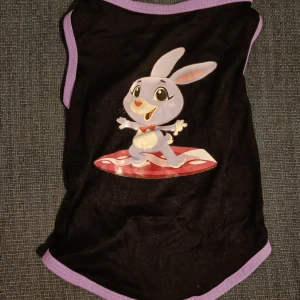 Gulligt hundlinne - Aldrig använd, ryggmått ca 35cm. Jättesöt, men den kommer inte till användning här 😊