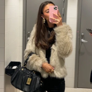 Päls jacka - Så fin pälsjacka som jag säljer då jag inte får användning av den💕 jackan är i nyskick. kom privat för fler frågor och funderingar. 