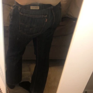 Levis lowaist jeans - Säljs pågrund av att de är för stora för mig i midjan tyvärr,skulle säga att de passar S-m. Raka i modellen och lågmidjade. Andvända två gånger💕  