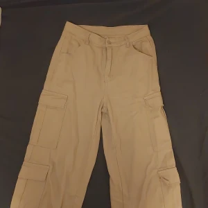 Beiga cargobyxor - Säljer dessa cargobyxorna eftersom dem inte passar längre. Köpta från shein så är därför inte toppkvalitet, men dem är definitivt snygga och i bra skick! 