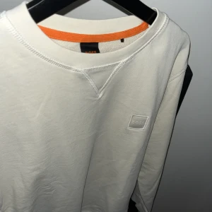 Hugo boss sweatshirt - 10/10 skick hugo boss sweatshirt i helvit färg. Fint material och väldigt bekväm.