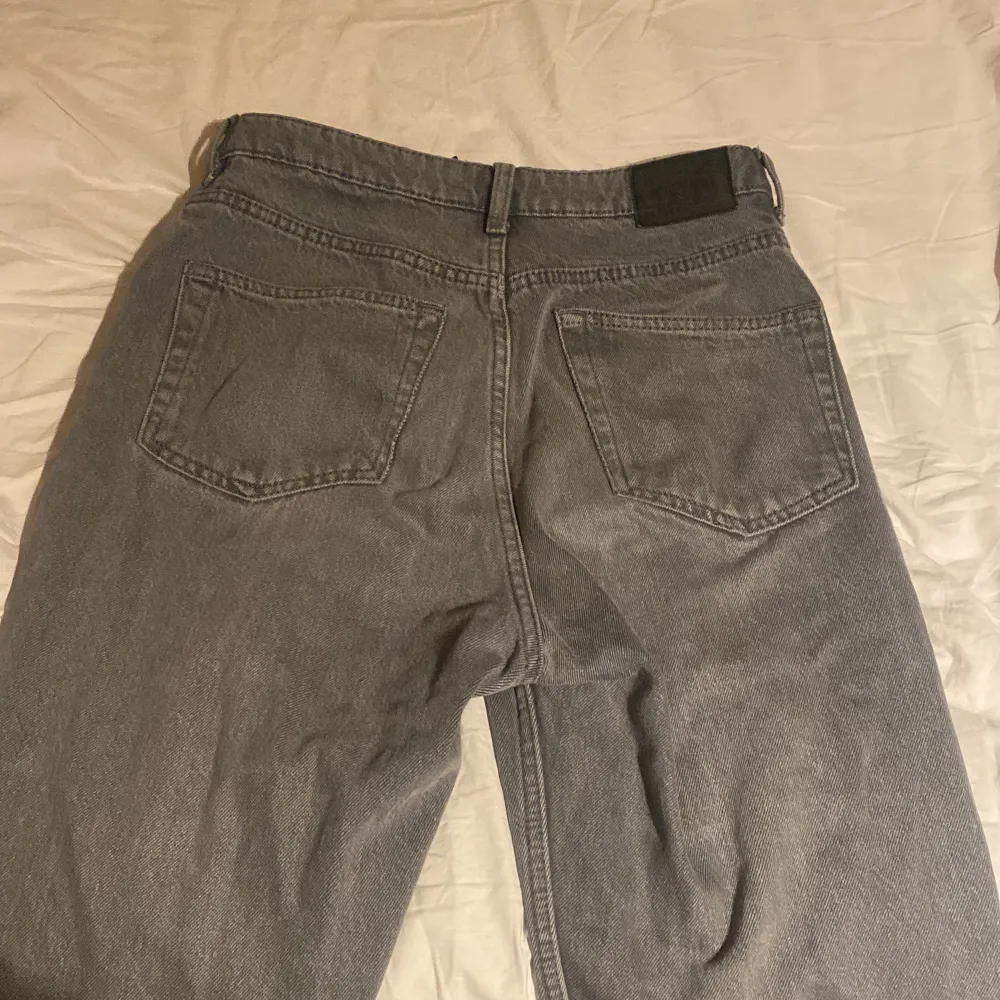Gråa jeans från weekday. Super sköna å snygga. Har dock ett håll i högra fram fickan men bara små saker ramlar ut. . Jeans & Byxor.