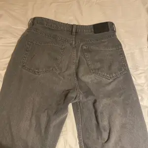 Gråa jeans från weekday. Super sköna å snygga. Har dock ett håll i högra fram fickan men bara små saker ramlar ut. 