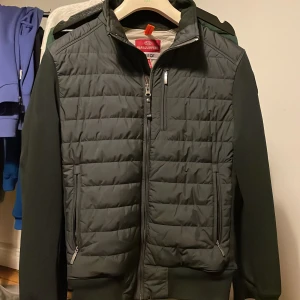 Parajumpers cardigan  - Skick 9/10 knappt använd, storlek s men passar även m. Nypris: 2400