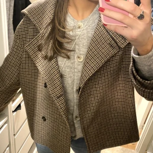 Arket kappa💖 - Säljer min rutiga arketkappa! Köpt för ca ett år sen men är i bra skick förutom ett hål i ena fickan. Jackan är i storlek 40 men passar mig som brukar ha 38 i jackor🥰💘 kom privat för fler bilder! 