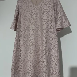 Klänning  - Klänning som aldrig är använd. 