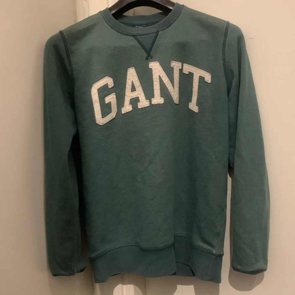 Säljer nu denna fräscha Gant tröja med en riktigt snygg grön färg . Tröjor & Koftor.