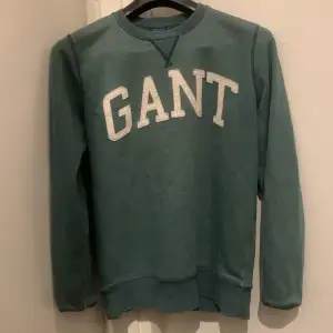 Säljer nu denna fräscha Gant tröja med en riktigt snygg grön färg 