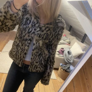 Leopardjacka - Mysig fluffig jacka i leooardmönster! Skit cool!