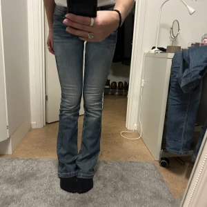lowwaist bootcut jeans - super super snygga bootcut jeans, lågmidjade🩷🩷får ingen användning för dom men dom sitter så bra!