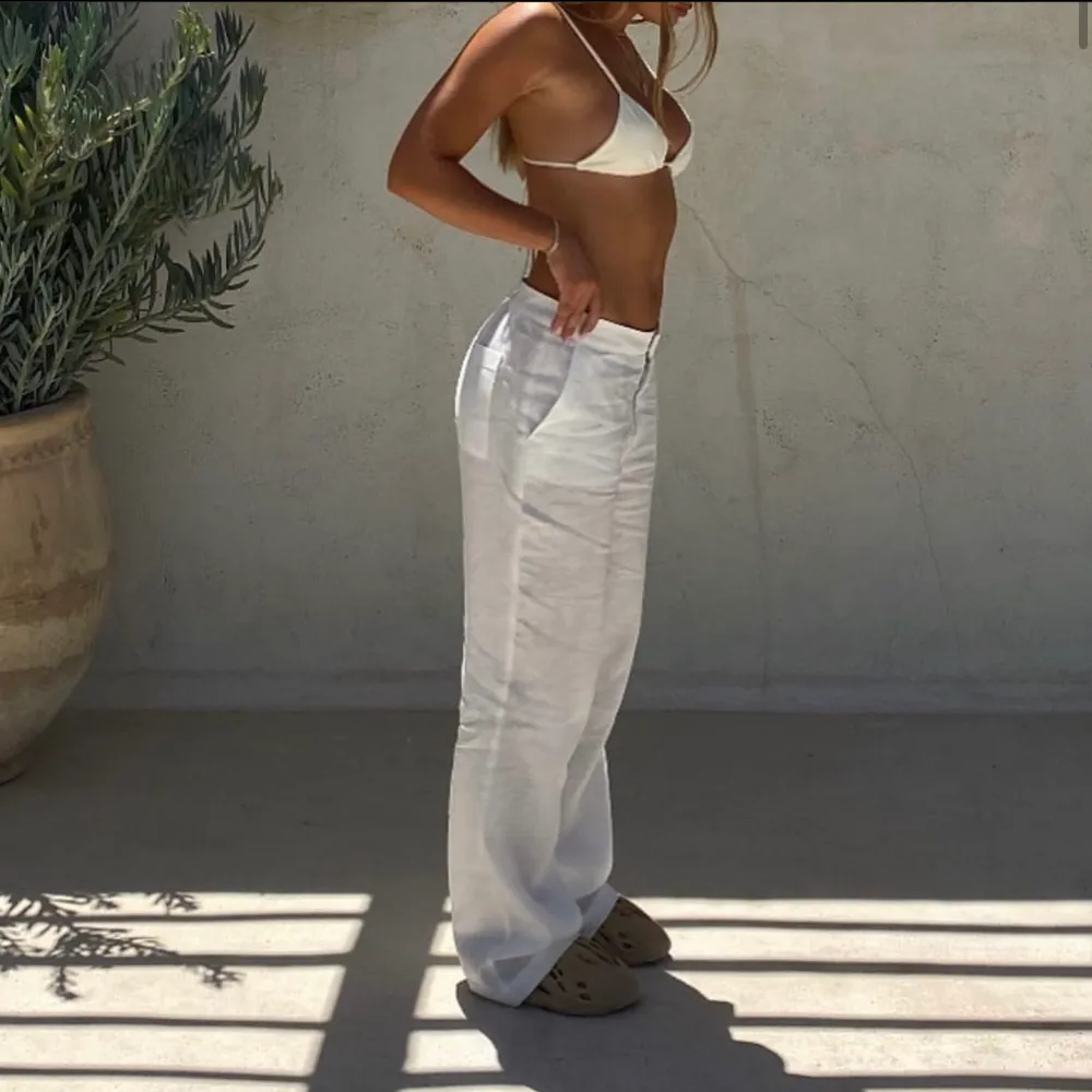 Low waist linen pants från Alice Stenlöfs populära märke Adsgn. Slutsålda på hemsidan! Köpt för / nypris: 999kr Otroligt snygga, den perfekta vita lågmidjade linne byxan! Använda en gång så fortfarande i Nyskick! Storlek: S . Jeans & Byxor.
