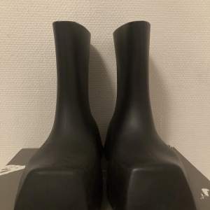 Balenciaga trooper boots  Väldigt bekväma  As coola och unika  Använda en del  Fortfarande väldigt bra skick  R3p 