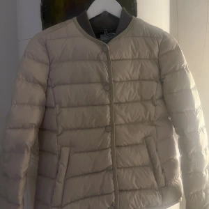 Enkel jacka  - Fin jacka som jag inte får någon användning av❤️ pris kan diskuteras 