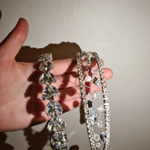 Handgjorda håraccessoar - Bara den till höger  ingår. Handgjord.