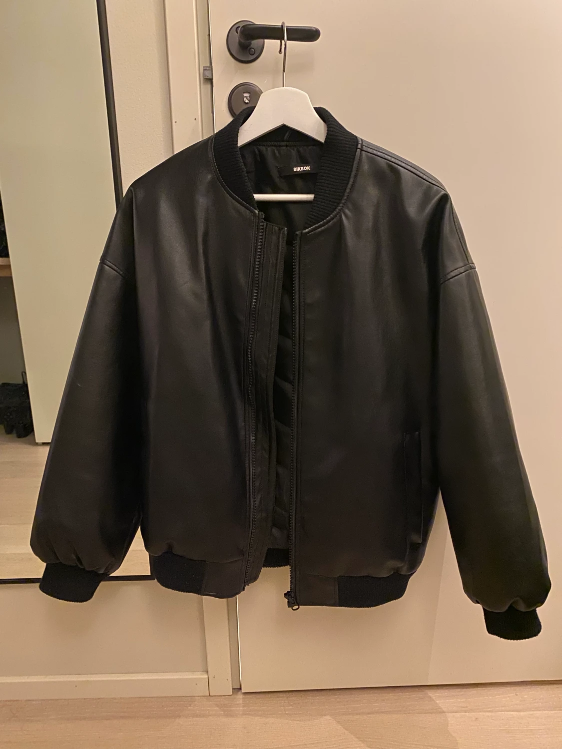 Skinnbomberjacka i PU från Bikbok - 91