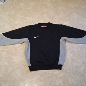 Nike sweatshirt  - Tröjan är välanvänd men i gott skick, skriv vid frågor och intresse. Är inte helt säker på om den är äkta eller ej💗