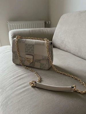 Michael kors väska - Säljer en michael kors väska "ÄKTA" priset är lite ner satt för kvitto finns ej papper finns och digitalt kvitto alla påsar aldrig använd har bara kollat på den så den är helt ny. Priset ej hugget i sten😀