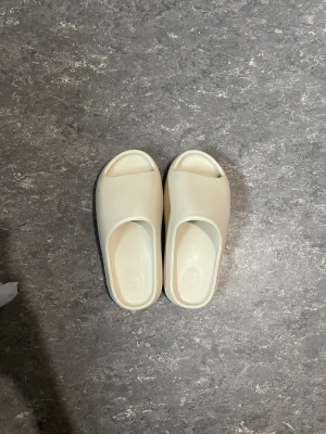 Yeezy Slides  - Riktigt Yeezy sliders pris kan diskuteras vid snabb affär 