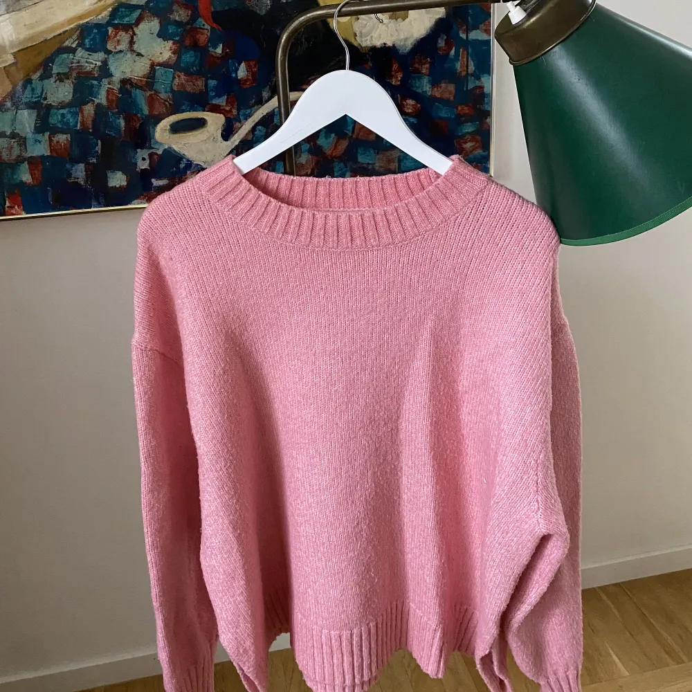 Säljer nu min fina oversized rosa tröja. Den är super mysig och kan användas året om!❤️‍🔥. Tröjor & Koftor.