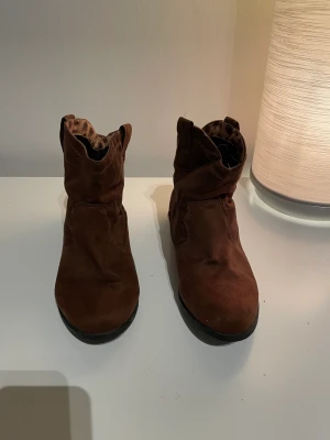 Boots skor - Skor boots i mocka material. Dem är jätte mjuka och lätta .storlek 38